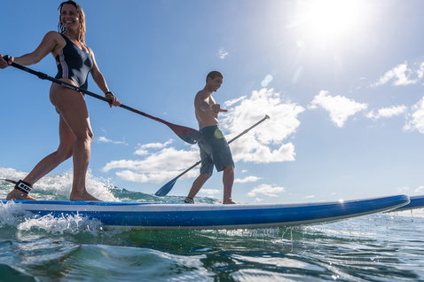 Fanatic Fly HD planche SUP Thermoform lors d'une session de stand up paddle en mer avec deux riders