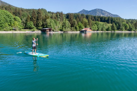 Fanatic Ray Air Pocket aufblasbares Touring-SUP-Board 11'6" in türkis beim Stand-Up-Paddeln auf einem Bergsee