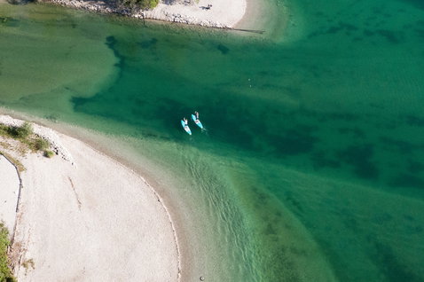 Fanatic Ray Air Pocket iSUP 11'6" beim SUP-Touring auf einem türkisfarbenen Bergsee, Drohnenaufnahme