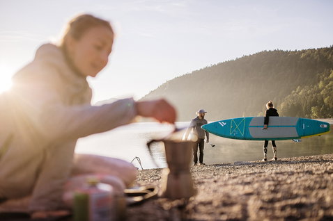 Fanatic Ray Air Pocket aufblasbares Touring SUP Board 11'6"x31" in türkis beim Paddeln am Bergsee