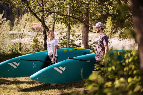 Fanatic Ray Air Pocket Touring iSUP 11'6" in türkis beim SUP-Paddeln am Waldsee