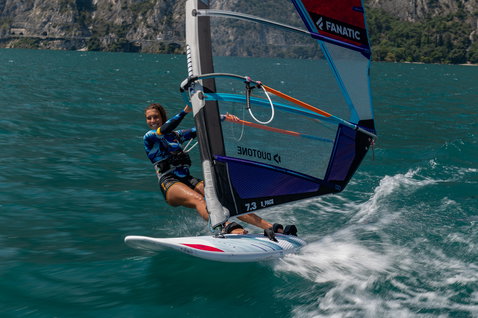 Fanatic Blast HRS Freeride Windsurf Board beim Windsurfen auf dem Gardasee