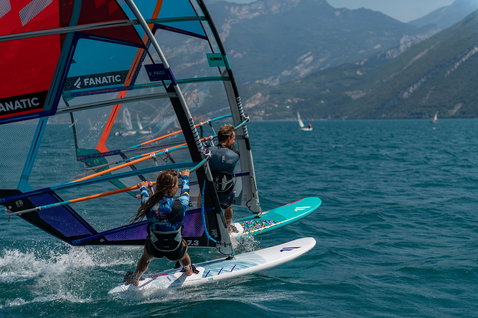 Fanatic Blast HRS Freeride Windsurfboard beim Windsurfen am Gardasee mit zwei Fahrern
