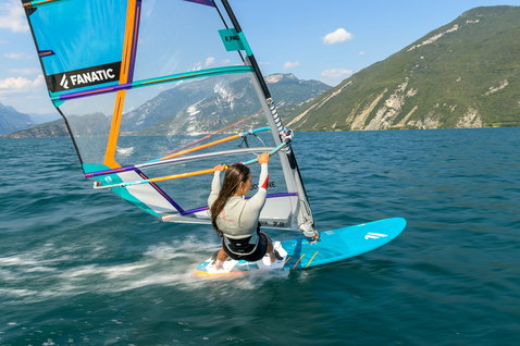 Planche de windsurf freeride Fanatic Gecko LTD en cyan lors d'une session de windsurf sur le lac de Garde