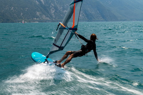 Planche de windsurf freeride Fanatic Gecko LTD en cyan lors du windsurf sur le lac de Garde