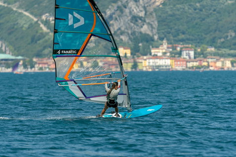 Planche de windsurf freeride Fanatic Gecko LTD en action sur le lac de Garde en turquoise