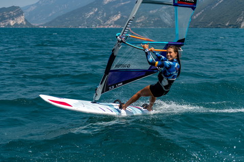 Fanatic Blast HRS Freeride Windsurfboard beim Windsurfen auf dem Gardasee mit Duotone Segel