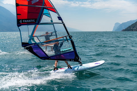 Fanatic Blast HRS Freeride-Windsurfboard beim Windsurfen auf dem Gardasee in weiß und hellblau