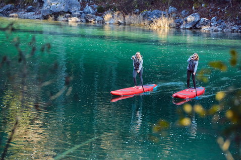 Duotone Ray Air Pure aufblasbares Touring SUP Board beim Stand-Up-Paddeln auf einem alpinen Fluss