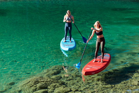 Fanatic Ray Air Pure aufblasbares Touring-SUP beim Stand-Up-Paddling in türkisfarbenem Küstengewässer