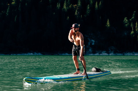Fanatic Ray Air Enduro Premium planche SUP gonflable lors d'une sortie en paddle sur lac de montagne