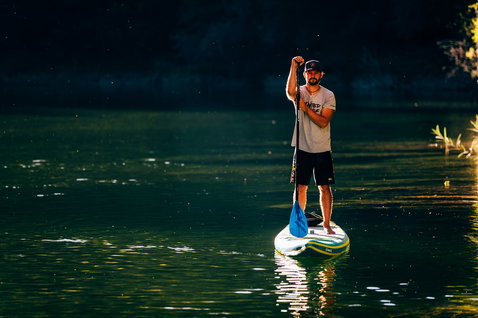 Fanatic Ray Air Enduro Premium planche SUP gonflable lors du pagayage en eaux calmes au coucher du soleil