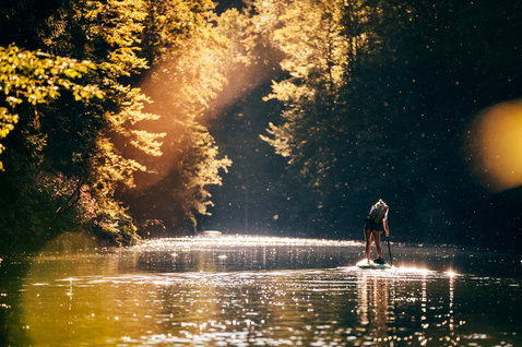 Fanatic Ray Air Enduro planche SUP gonflable lors d'une randonnée sur une rivière forestière ensoleillée