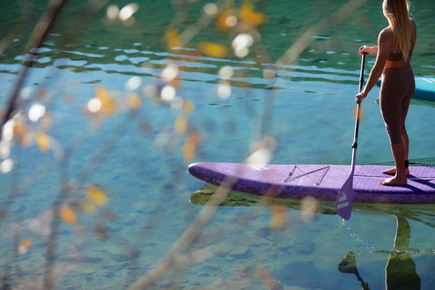 Duotone Diamond 35 SUP-Paddel verstellbar beim Stand Up Paddling auf einem Bergsee