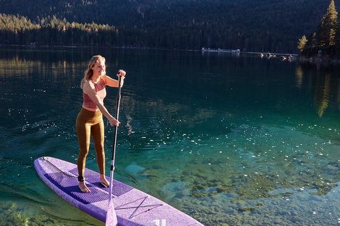 Duotone SUP Diamond 35 Adjustable Paddel beim Stand-up-Paddeln auf einem Bergsee