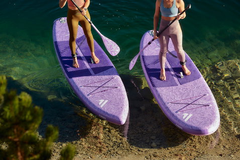 Pagaie SUP Duotone Diamond réglable 3 pièces en lavande lors de stand-up paddle sur un lac de montagne