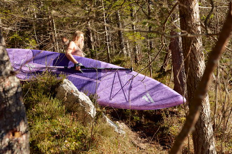 Pagaie SUP Duotone Diamond 35 réglable 3 pièces lors d'une sortie SUP touring en forêt
