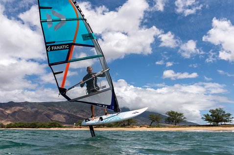 Fanatic Stingray HRS windsurf foil board during wind foiling on the ocean with Duotone sail