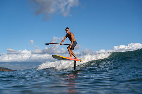 Fanatic Mast-Fuselage Set AL 3.0 lors de SUP foiling sur les vagues de l'océan