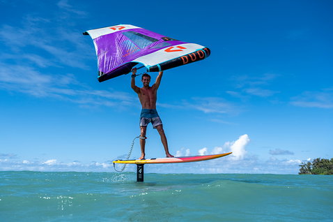 Fanatic AL 3.0 ensemble mât-fuselage en wing foiling au-dessus d'un lagon tropical