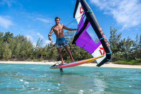 Fanatic Mast-Fuselage Set AL 3.0 lors du wing foil dans un lagon tropical