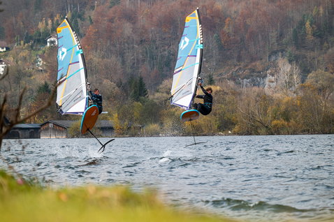 Fanatic Mast-Fuselage Set AL 3.0 lors d'une session de windsurf foiling sur un lac alpin en automne