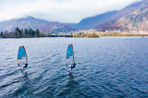 Fanatic Mast-Fuselage Set AL 3.0 lors du windsurf foiling sur un lac alpin en automne