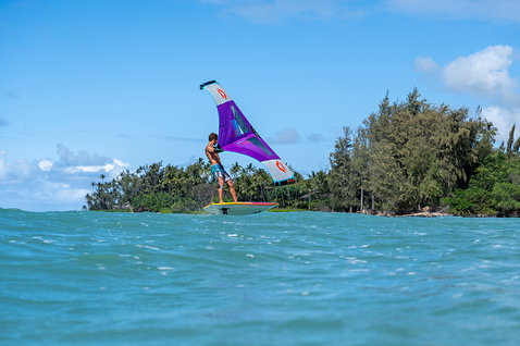 Fanatic Flow Wing Set lors d'une session de wing foiling dans un lagon tropical aux eaux turquoise