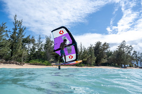 Fanatic Flow Wing Set aile avant lors du wing foiling sur une plage tropicale en eau turquoise