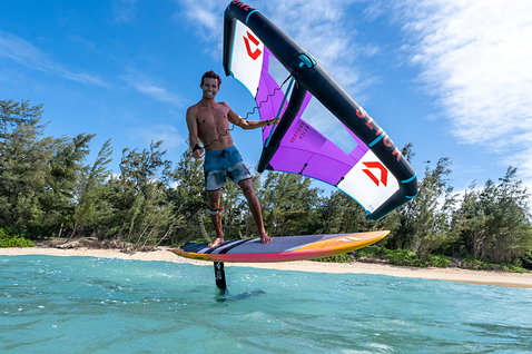 Fanatic Flow wing set en wing foiling au-dessus d'une eau turquoise avec aile Duotone Bee sur plage tropicale