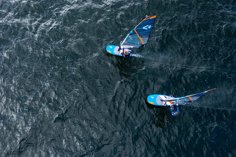 Fanatic Flow Wing Set lors du foiling windsurf sur l'océan, vue aérienne de deux riders