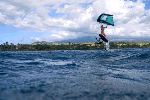 Set d'ailes foil Fanatic Flow AL 3.0 lors d'une session de wing foiling sur l'océan
