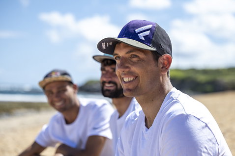 Fanatic Cap F trucker snapback cap at beach lifestyle in navy blue and dark grey