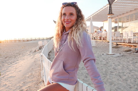 Fanatic Addicted Damen Hoodie in dusty rose beim Strandspaziergang im goldenen Abendlicht