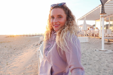 Fanatic Addicted Damen-Hoodie in dusty mauve beim Strandspaziergang im Abendlicht