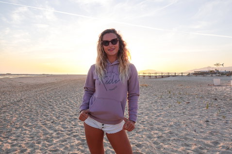 Fanatic Addicted Hoodie Damen in lavendel mauve beim Strandleben an der Küste bei Sonnenuntergang