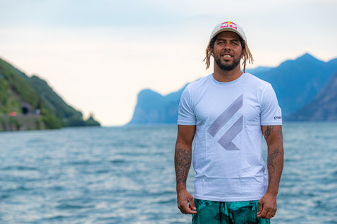 Fanatic_Windsurfing_Tee-F-Logo-SS-Men_Action-Shots_2