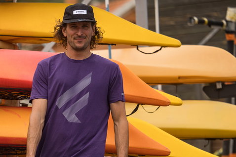 Fanatic_Windsurfing_Tee-F-Logo-SS-Men_Action-Shots_1