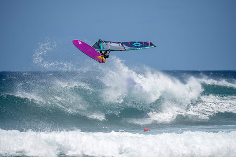 Fanatic Mamba TE Wave Windsurf Board beim Wellenreiten im Meer
