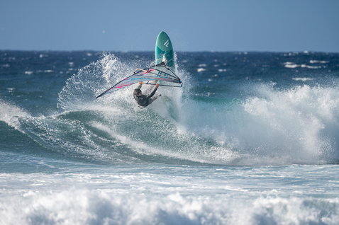 Fanatic Mamba TE Wave Windsurfboard beim Wellenreiten im Ozean