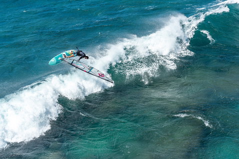 Fanatic Mamba TE Windsurf Waveboard beim Wave-Reiten auf dem Meer
