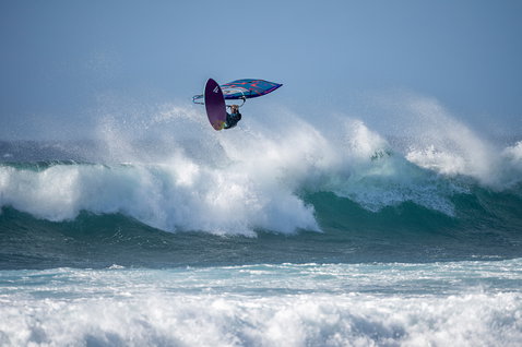 Fanatic Mamba TE Wave Windsurf Board beim Wellenreiten mit Aerial-Manöver im Ozean