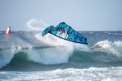 Fanatic Mamba TE Wave-Windsurfboard beim Wellenreiten im Meer mit spektakulärem Aerial-Manöver
