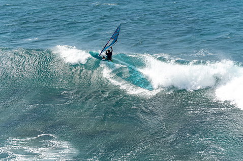 Fanatic Mamba TE Windsurf Waveboard beim Wellenreiten auf dem Ozean in türkis