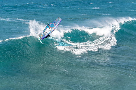 Fanatic Mamba TE Windsurfbrett beim Wellenreiten im Ozean