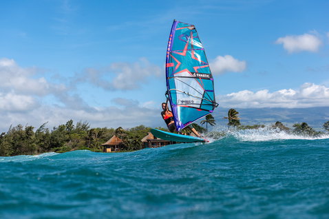 Fanatic FreeWave Windsurf Board beim Wellenreiten in tropischen Gewässern