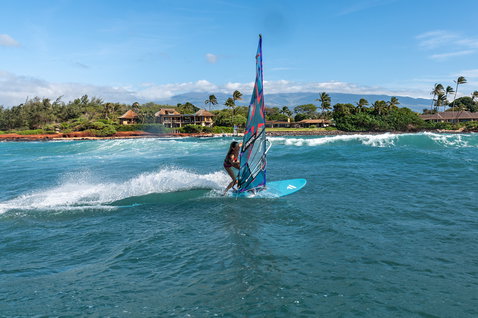 Fanatic FreeWave Windsurf Board beim Wellenreiten im Ozean an der Küste von Hawaii