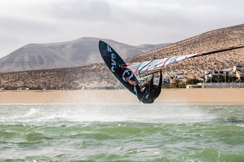 Fanatic Skate TE freestyle windsurf board during freestyle windsurfing at the beach