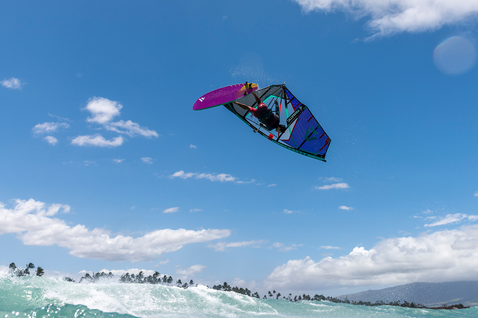 Fanatic Mamba TE Windsurf Wellenbrett beim Wave Riding mit Luftsprung über dem Ozean