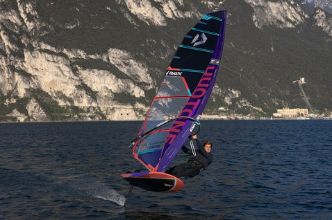 Planche de windsurf foil Fanatic Falcon Foil 177l en action sur lac alpin avec voile Duotone